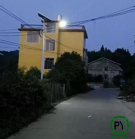 滿城5米太陽能路燈亮燈效果